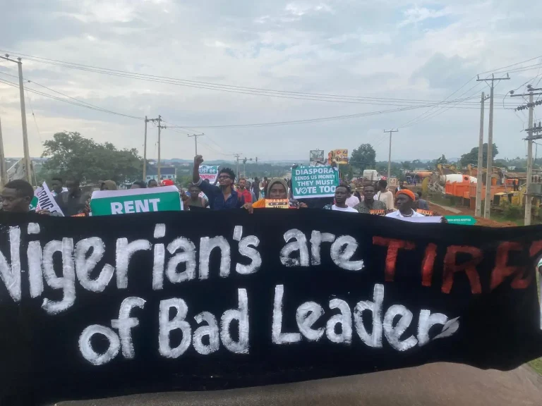 The EndBadGovernance protesters have commenced a one-milion-man protest in the Federal Capital Territory, FCT Abuja. OSMEK NEWS gathered that the protest against high cost of living which began on August 1 is expected to end today, August 10. The organizers had vowed to stage a one-milion-man protest in the 36 states and the nation’s capital to mark the grand finale of the hunger protest. The protesters, who stormed the street early hours of Saturday morning, were seen carrying different placards and chanting “we are hungry”.
