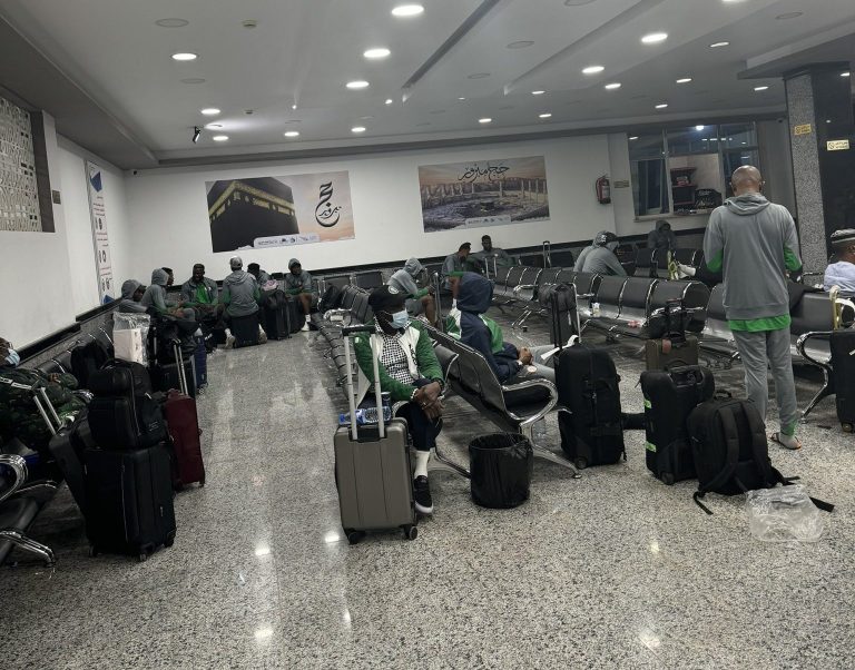 The unexpected diversion left players and officials stranded without any assistance from the Libyan Football Federation, which failed to provide transportation.