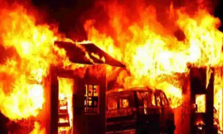 The post indicated that the fire ignited and swiftly spread across multiple stalls before traders and local residents were able to take action.