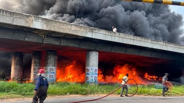 Fire Breaks Out at Otedola Bridge in Lagos as Diesel Tanker Plunges from Bridge 1