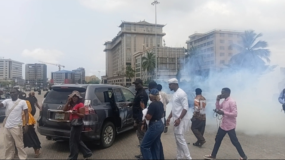 Police Disperse #EndSARS Memorial Gathering at Lekki Tollgate With Tear Gas